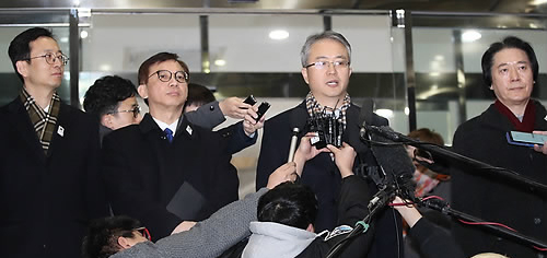평창 동계올림픽 북한 예술단 파견을 위한 실무접촉에 나서는 이우성 문화체육관광부 문화예술정책실장(수석대표) 등 대표단이 15일 오전 서울 종로구 삼청동 남북회담본부에서 실무접촉 장소인 판문점 북측지역 통일각을 향해 출발하기에 앞서 취재진의 질문에 답하고 있다. 왼쪽부터 한종욱 통일부 과장, 이원철 코리안심포니오케스트라 대표이사, 이우성 문화체육관광부 문화예술정책실장, 정치용 코리안심포니오케스트라 예술감독. 연합뉴스