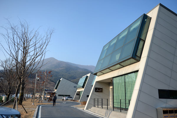 영천시 화북면 보현산별빛테마마을의 펜션은 누워서도 밤하늘의 별을 볼 수 있도록 20도 기울어지게 건립됐다.