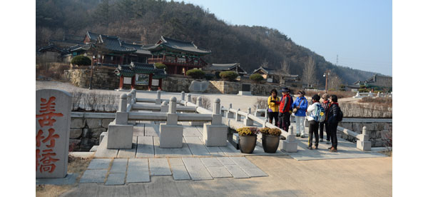 대구 고산문화센터 힐링산행과 문화탐방반 수강생들이 임고서원 선죽교를 둘러보고 있다.
