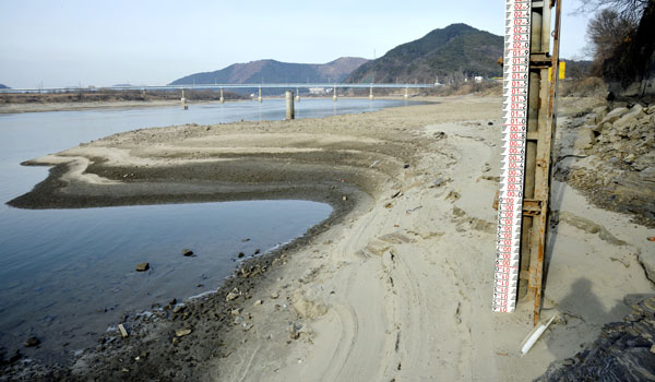 녹조 등 수질 개선을 위해 낙동강 합천창녕보 수문을 개방하자 15일 물이 빠진 달성군 현풍면 성하리 부근 낙동강에 설치된 자동유량측정기가 바닥을 드러내고 있다. 가뭄에 강 수위까지 낮아지자 현풍면 일대 농민들은 양파, 마늘 농사 피해를 호소하고 있다. 이채근 선임기자 mincho@msnet.co.kr