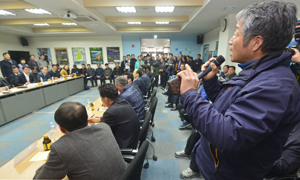 15일 대구 달성보 회의실에서 열린 낙동강 보 수문 개방에 따른 농업용수 부족 문제 등에 대한 관계 정부기관 및 달성군 주민 간담회에서 한 농민이 대책을 촉구하는 발언을 하고 있다. 성일권 기자 sungig@msnet.co.kr