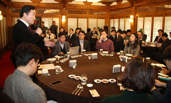 이낙연 국무총리가 16일 낮 서울 삼청동 총리 공관에서 열린 출입기자단과 오찬 간담회에서 발언하고 있다.