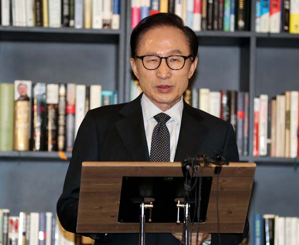 이명박 전 대통령이 17일 오후 서울 강남구 삼성동 사무실에서 검찰의 특수활동비 수사와 관련한 입장을 밝히고 있다. 연합뉴스