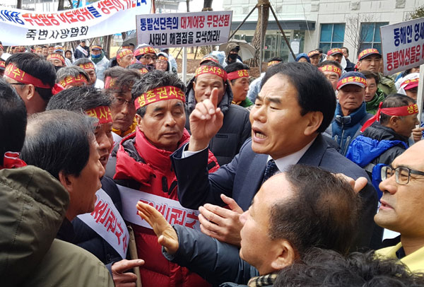 경북 북부지역 연안대게자망협회 회원들이 17일 경북도청 진입을 시도하자 김경원(가운데) 경북도 해양수산국장이 대화를 시도하고 있다. 이날 협회 대표 10여 명은 도청 2층 소회의실에서 우병윤 경북도 경제부지사와 면담하고, 불법조업 단속 강화와 대게잡이 기간 일원화 등을 요구했다. 박영채 기자