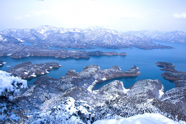 충주호 월악산 자락