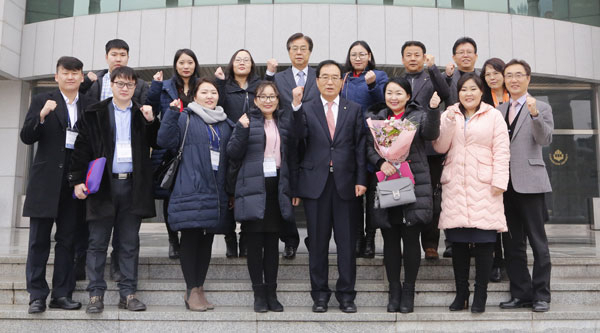 몽골민족대 재단 및 교수진과 경운대 관계자들이 기념사진을 찍고 있다. 경운대 제공