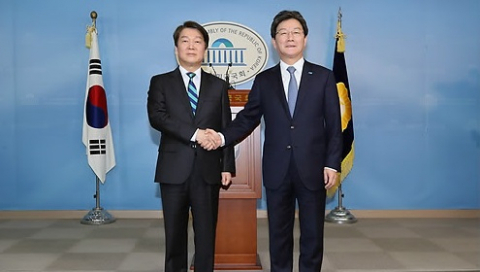 국민의당 안철수 대표와 바른정당 유승민 대표가 18일 오전 국회 정론관에서 열린 기자회견에서 통합 공동선언을 발표한 뒤 기념 촬영을 하고 있다. 연합뉴스