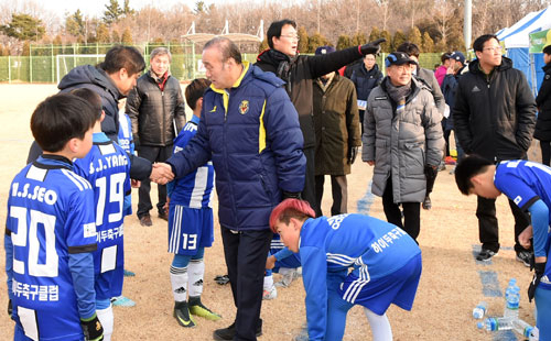 지난 12일부터 열리고 있는 전국유소년 클럽대항 축구대회에 최양식 경주시장이 선수들을 격려하고 있다. 경주시 제공.