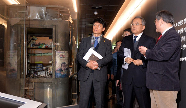 세월호 선체조사위원회 위원들이 18일 오전 대구도시철도 1호선 중앙로역 