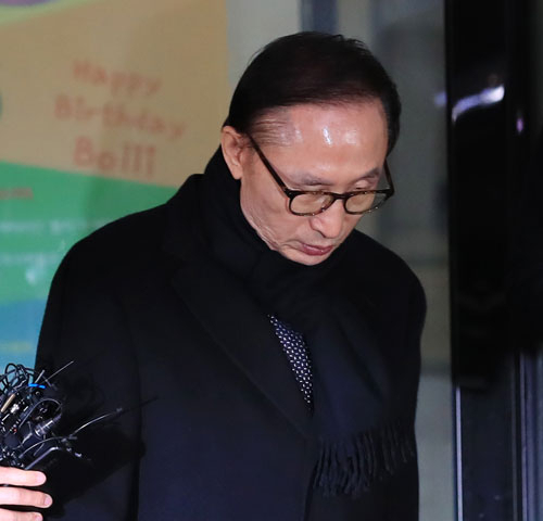 이명박 전 대통령이 17일 오후 서울 강남구 삼성동 사무실에서 검찰의 특수활동비 수사와 관련한 입장을 발표한 뒤 사무실을 나와 차로 향하고 있다. 연합뉴스