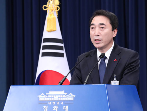 박수현 청와대 대변인이 18일 오전 춘추관 대브리핑실에서 지난 17일 있었던 이명박 전 대통령 성명에 관한 브리핑을 하고 있다. 연합뉴스