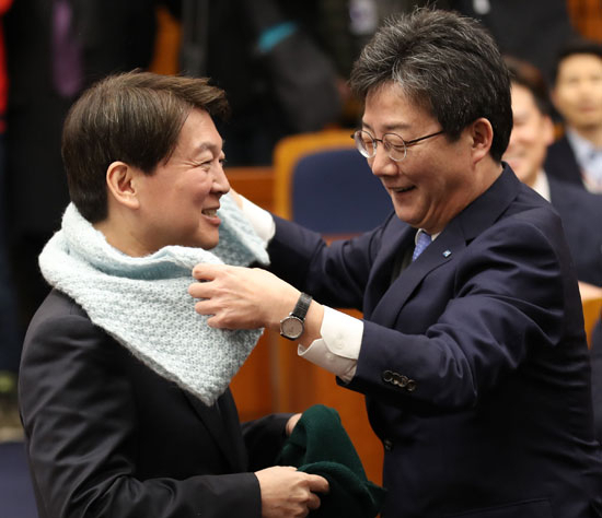 유승민 바른정당 대표가 안철수 국민의당 대표에게 19일 오전 국회 헌정기념관에서 
