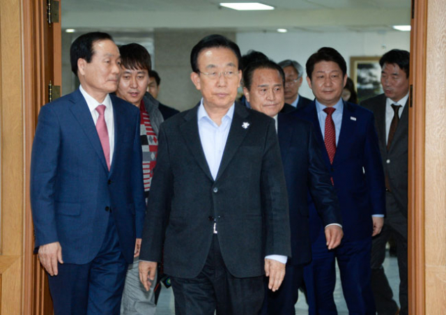 통합공항 이전을 위한 4개 자치단체장 3차 협의회가 19일 오후 대구시청에서 열렸다. 김주수 의성군수(왼쪽부터)와 김관용 경상북도지사, 김영만 군위군수, 권영진 대구시장이 회의실로 들어오고 있다. 우태욱 기자 woo@msnet.co.kr
