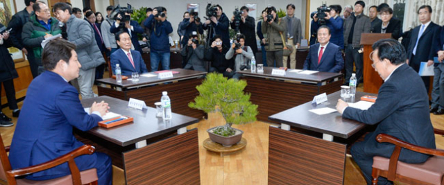 통합공항 이전을 위한 4개 자치단체장 3차 협의회가 19일 오후 대구시청에서 열렸다. 김관용 경상북도지사(앞 오른쪽부터 시계 방향으로)와 권영진 대구시장, 김주수 의성군수, 김영만 군위군수가 책상에 앉아 모두발언을 이어가고 있다. 우태욱 기자 woo@msnet.co.kr