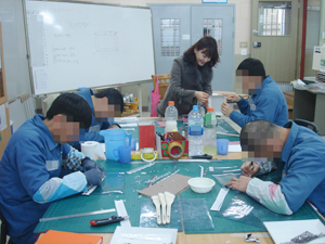 포항교도소 장애인 수용자들이 한지공예를 배우고 있다. 포항교도소 제공