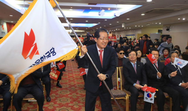 전국 권역별 신년인사회를 마무리한 홍준표 대표가 지난 19일 자유한국당 제주도당 신년인사회에서 당기를 흔들고 있다. 연합뉴스
