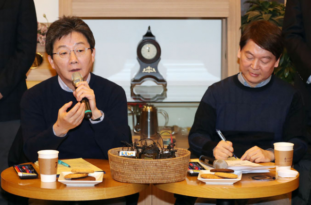 바른정당 유승민(왼쪽) 대표와 국민의당 안철수 대표가 21일 오후 서울 여의도 국회 인근 카페에서 열린 공동 기자회견에서 양당의 통합과 관련한 질문에 답하고 있다. 연합뉴스