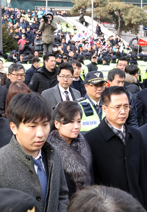 현송월 삼지연관현악단 단장을 비롯한 북한 예술단 사전점검단이 22일 오전 강릉 공연장 후보지에 대한 점검을 마친 뒤 서울역에 도착해 오찬장으로 향하고 있다. 이날 보수단체인 대한애국당은 현송월 단장이 차량으로 이동하는 동안 태극기와 성조기를 흔들며 북한의 평창동계올림픽 참가에 반대하는 집회를 벌였다. 연합뉴스