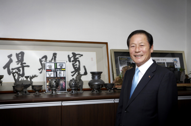 김영석(66) 시장은 성광고와 육군사관학교, 연세대 행정대학원(외교 안보학 석사)을 졸업했다. 1990년부터 1993년까지 하와이 주재 대한민국총영사관 영사를 지냈다. 1995∼1998년에는 나이지리아 주재 대한민국대사관 참사관, 2001∼2004년엔 불가리아 주재 대한민국대사관 참사관으로 일했다. 2007년 영천시장에 취임해 3선을 연임 중이다. 대구대와 경일대에서 행정학, 경영학 명예박사학위를 2011, 2015년 각각 받았다. 민병곤 기자