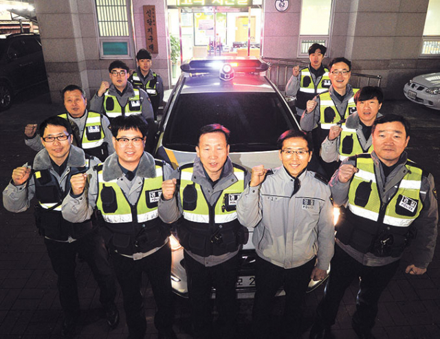 김경년(왼쪽) 4팀장이 지구대 컴퓨터 모니터에 뜬 112신고 내용을 직원들과 함께 살펴보고 있다.