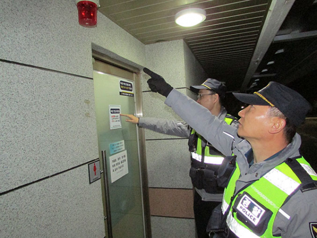 순찰 중인 경찰관이 계명대 앞 강창공원에서 비상벨이 설치된 여성화장실을 점검하고 있다.