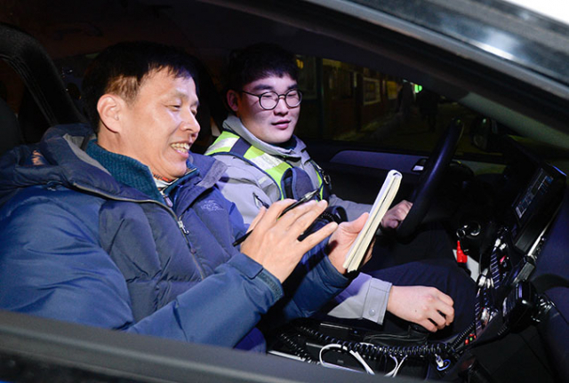 본지 기자가 순찰차를 타고 취재하고 있다.