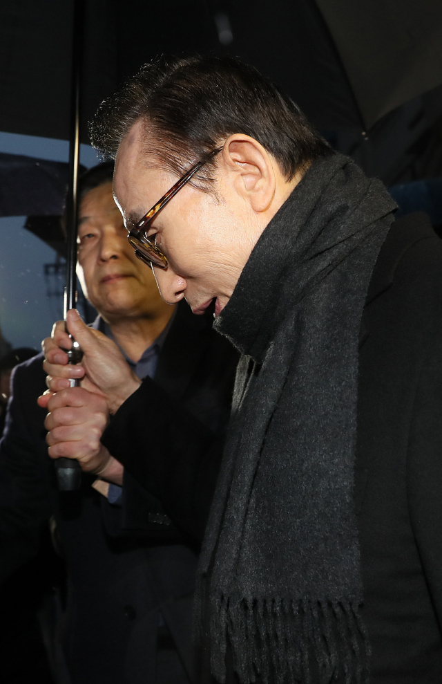 검찰이 이명박 전 대통령의 형인 이상득 전 새누리당 의원의 사무실을 전격 압수수색한 22일 오후 이 전 대통령이 서울 강남구 삼성동 사무실을 나서고 있다. 연합뉴스