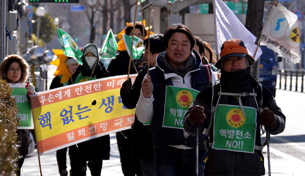 부산에서 서울 광화문까지 도보 순례 중인 탈핵희망국토도보순례단이 23일 대구에 도착해 시청 앞에서 핵발전소 조기 폐쇄를 촉구하는 기자회견을 가진 뒤 이동하고 있다. 김영진 기자 kyjmaeil@msnet.co.kr