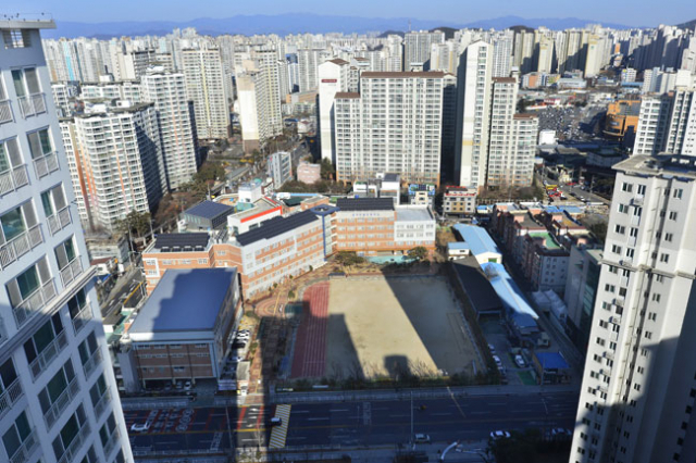 대구 달서구 월배지구에 수년간 신축 아파트가 대거 들어서면서 이 지역 초등학교의 과밀 학급 문제가 갈수록 심각해지고 있다. 한샘초등학교 주변에 아파트 단지가 병풍처럼 들어서 있다. 성일권 기자 sungig@msnet.co.kr