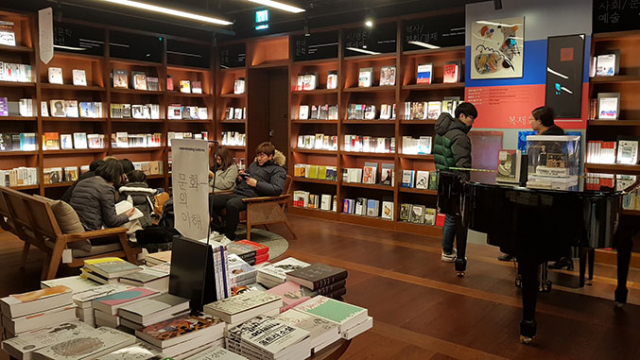 추운 날씨에 밖에 나가지 않고 바닷가 풍경을 눈과 가슴에 담고 싶다면 부산힐튼호텔 1층 로비로 가면 된다.