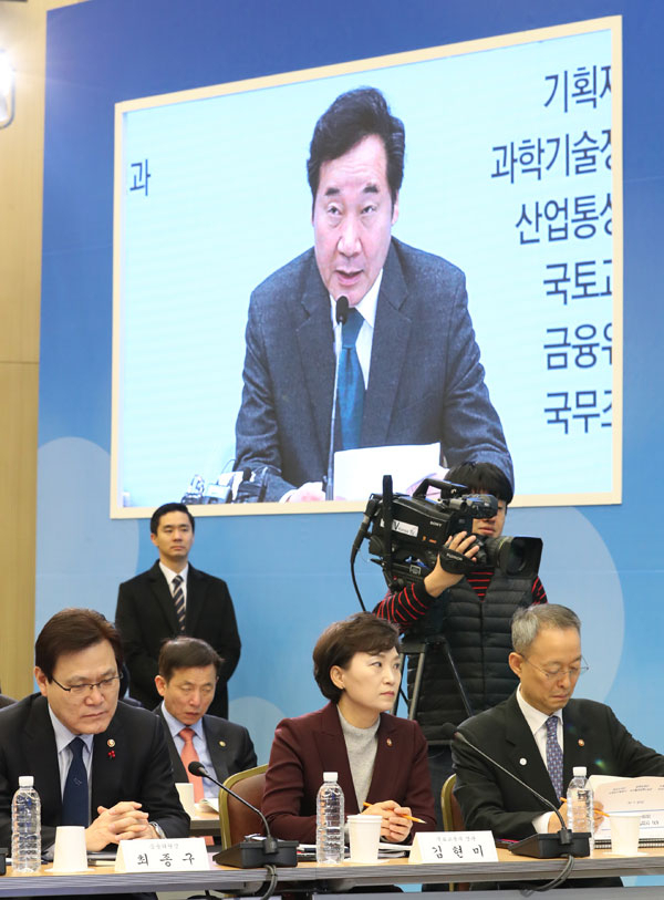 24일 세종컨벤션센터에서 열린 4차 산업혁명과 혁신성장에 대한 업무보고에서 백운규 산업통상자원부 장관(오른쪽부터), 김현미 국토교통부 장관, 최종구 금융위원장이 이낙연 국무총리의 발언을 경청하고 있다. 연합뉴스