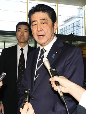 아베 신조(安倍晋三) 일본 총리가 24일 관저에서 기자들과 만나 평창동계올림픽 개회식 참석 및 문재인 대통령과의 정상회담 의사를 밝히고 있다. 연합뉴스