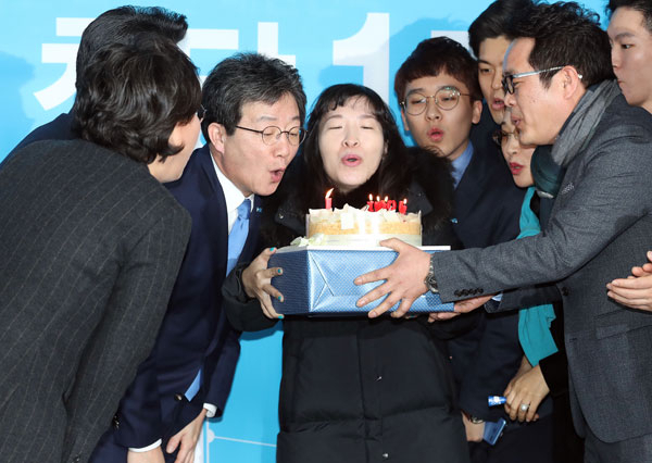 바른정당 유승민 대표와 지도부가 24일 서울 여의도 당사에서 열린 창당 1주년 행사에서 축하 케이크를 받고 촛불을 끄고 있다. 연합뉴스