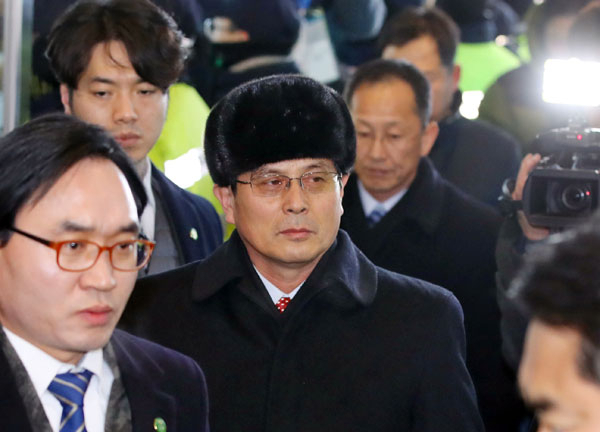 북한의 평창동계올림픽 참가 관련 시설을 점검하기 위해 방남한 윤용복 체육성 부국장을 비롯한 북측 선발대가 25일 오후 응원단 등이 묵을 숙소를 점검하려고 인제스피디움으로 들어가고 있다. 연합뉴스