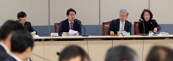 권영진 대구시장이 25일 시청에서 열린 확대간부회의에서 간부 공무원들을 독려하고 있다. 대구시 제공