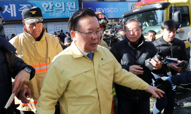 김부겸 행정자치부 장관이 26일 오전 화재가 발생한 경남 밀양시 가곡동 세종병원으로 들어가고 있다. 연합뉴스
