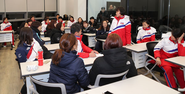 25일 오후 충북 진천 국가대표선수촌에서 남북한 여자 아이스하키 선수들이 전체 미팅을 하고 있다. [통일부 제공=연합뉴스]