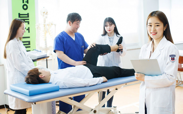 경북전문대 물리치료과 학생들이 개별학습지도를 받고 있다. 경북전문대 제공