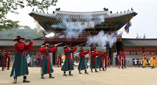수원 화성에서 재연 중인 