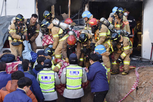 26일 오전 대형 화재 참사가 일어난 경남 밀양시 세종병원에서 소방대원들과 경찰들이 사망자들을 수습하고 있다. 경남도민일보 제공
