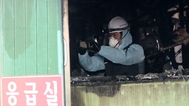 경찰, 국립과학수사연구원, 한국전기안전공사 등 관계자들이 합동감식을 하고 있다. 연합뉴스