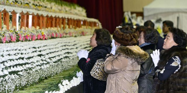 경남 밀양시 세종병원 화재 참사 희생자 합동분향소가 마련된 밀양문화체육회관에서 27일 조문객들이 헌화를 한 후 눈물을 흘리며 안타까워하고 있다. 성일권 기자 sungig@msnet.co.kr