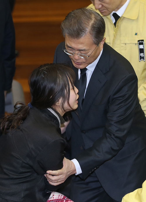 문재인 대통령이 27일 경남 밀양시 세종병원 화재 참사 희생자 합동분향소가 마련된 밀양문화체육회관에서 유가족을 위로하고 있다. 성일권 기자 sungig@msnet.co.kr