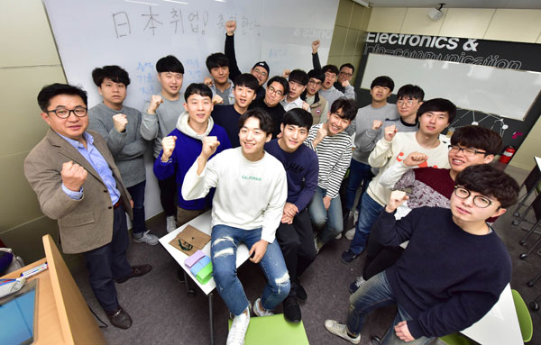 최근 일본 취업이 주목받으면서 국내에서 일자리를 찾지 못한 젊은이들이 일본으로 눈을 돌리고 있다. 사진은 영진전문대에서 일본취업에 성공한 일본전자반도체반 졸업예정자들. 영진전문대 제공