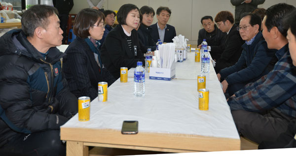 28일 이정미(왼쪽 세 번째) 정의당 대표가 포항세명기독병원 장례식장에서 유족들과 면담하고 있다. 배형욱 기자
