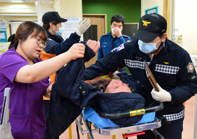 지난 21일 오후 10시쯤 대구의료원 주취자 응급의료센터. 40대 만취자를 긴급 이송해 온 서부소방서 119대원과 경찰이 돌발 행동을 감시하는 가운데 간호사가 응급처치를 하고 있다. 정운철 기자 woon@msnet.co.kr