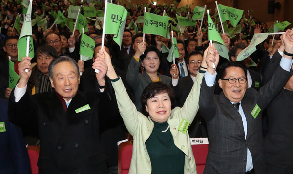 민주평화당 창당준비위원장인 국민의당 조배숙(앞줄 가운데) 의원과 박지원(오른쪽) 의원, 권노갑 고문 등 참석자들이 28일 국회 의원회관에서 열린 창당 발기인대회에서 손을 들어 구호를 외치고 있다. 연합뉴스