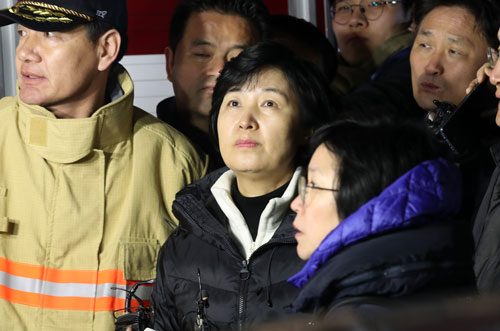 더불어민주당 추미애 대표가 26일 대형 화재 참사가 발생한 경남 밀양시 가곡동 세종병원을 찾아 소방 관계자에게 사고 관련 설명을 듣고 있다. 연합뉴스