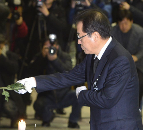 홍준표 자유한국당 대표가 27일 경남 밀양시 세종병원 화재 참사 희생자 합동분향소가 마련된 밀양 문화체육회관에서 헌화하고 있다. 성일권 기자 sungig@msnet.co.kr