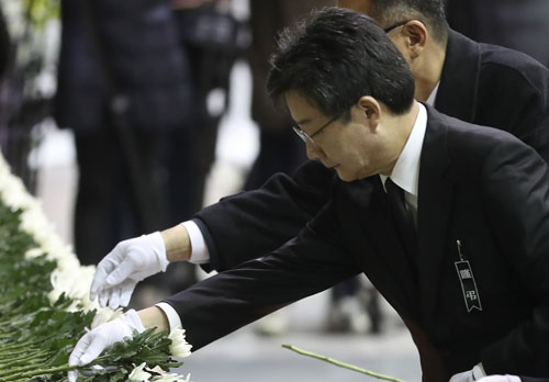 바른정당 유승민 대표가 28일 경남 밀양시 삼문동 밀양문화체육회관에 마련된 밀양 세종병원 화재 희생자 합동분향소를 찾아 조문하고 있다. 연합뉴스